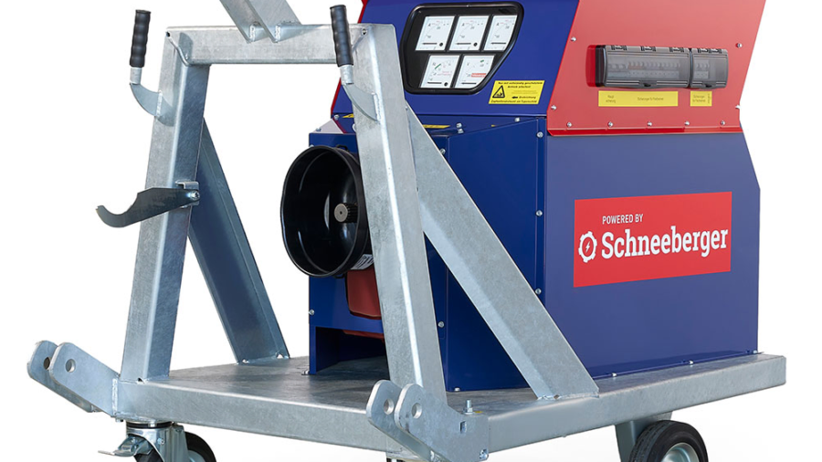 Freigestelltes Produktfoto eines rot-blauen Schneeberger Geräts auf einem fahrbaren Metallrahmen mit Rollen.