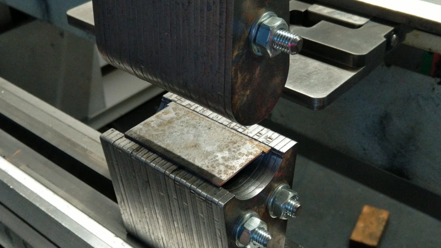 Nahaufnahme einer Metall-Sonderanfertigung mit verschraubten Bauteilen in einer Maschine.