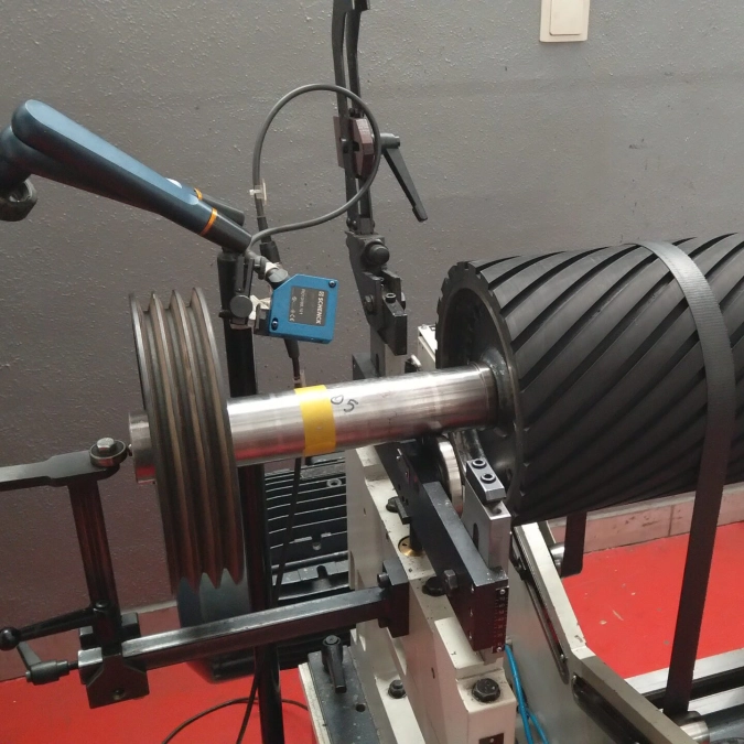 Auswuchten eines Rotors auf einer Maschine; Messuhr und Wuchtkörper sind sichtbar.