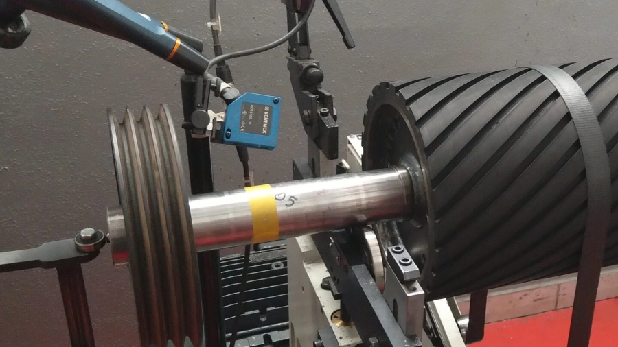 Auswuchten eines Rotors auf einer Maschine; Messuhr und Wuchtkörper sind sichtbar.