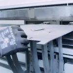 Abkantpresse biegt ein Blech, Nahaufnahme des Werkzeugs