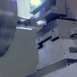 Drehmaschine bearbeitet ein eingespanntes Werkstück