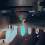 Laser schneidet Metall, Funkenflug am Schneidkopf