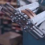 Wickelmaschine führt Kupferdraht um eine Spule (Motorwicklung)