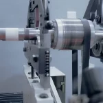 Wuchtmaschine prüft einen Rotor auf einer Welle